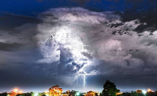 珀斯昨夜狂风暴雨打破降雨记录 绚丽闪电秀引网友狂拍照发推(组图) - 13