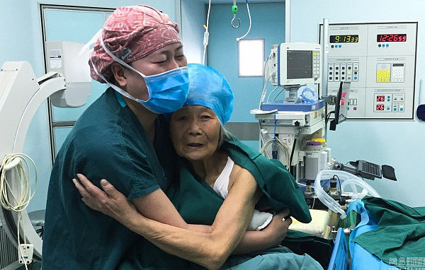 手术室护士拥抱高龄患者感动网友  - 1