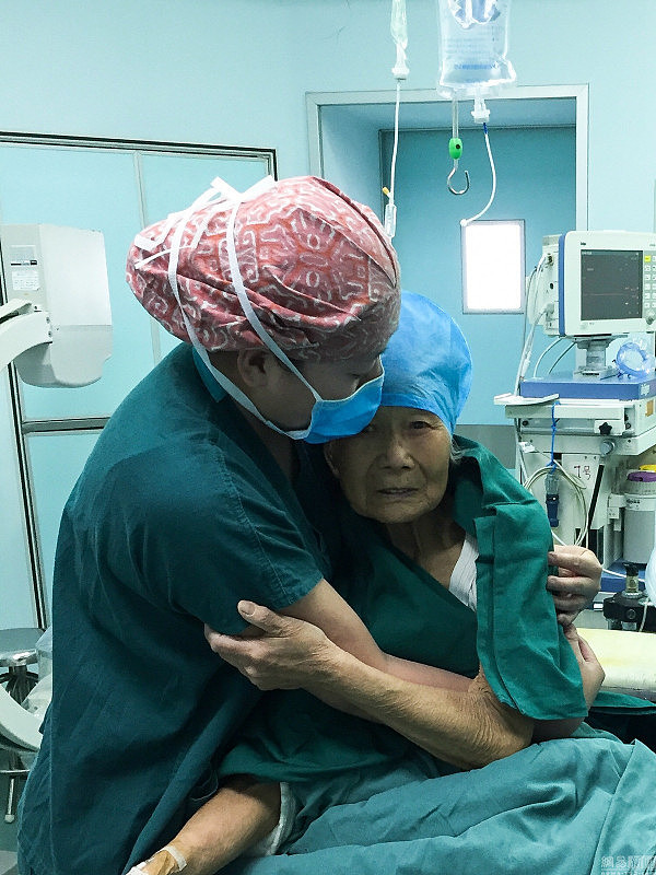 手术室护士拥抱高龄患者感动网友  - 2