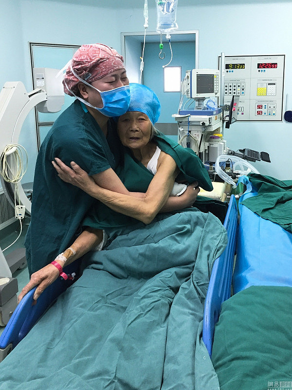 手术室护士拥抱高龄患者感动网友  - 3