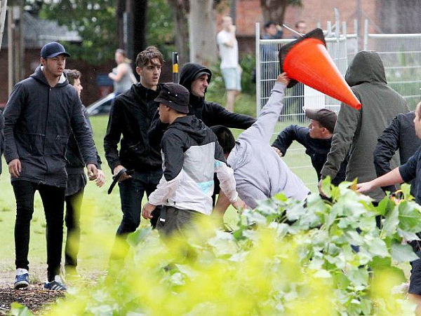 街头大乱斗！悉尼墨尔本球迷街头互怼  遭警方喷辣椒水镇压(图) - 2