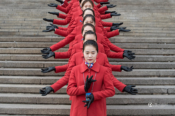 两会女服务员摆千手观音玩自拍（多图） - 1