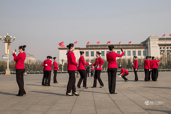 两会女服务员摆千手观音玩自拍（多图） - 2