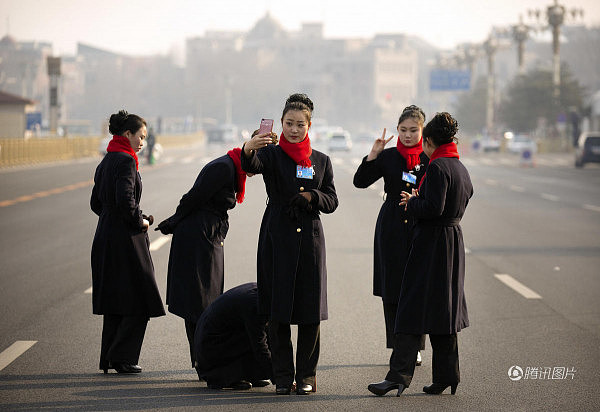 两会女服务员摆千手观音玩自拍（多图） - 5