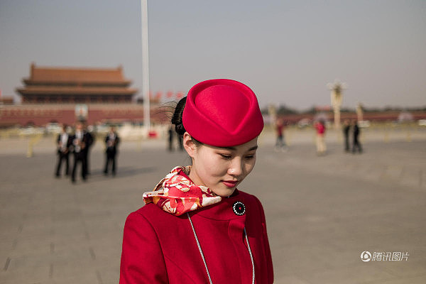 两会女服务员摆千手观音玩自拍（多图） - 9