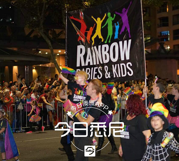 悉尼今夜彩虹色！同性恋狂欢节大游行精彩纷呈 Gay式“广场舞”亮瞎眼 男同现场求婚成功引众人欢呼（组图+视频） - 16