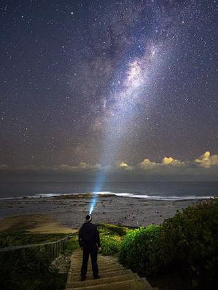 美到窒息！悉尼摄影师跋涉郊区拍下超美星空夜景 银河似闪亮缎带 (图) - 2