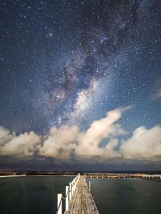 美到窒息！悉尼摄影师跋涉郊区拍下超美星空夜景 银河似闪亮缎带 (图) - 1