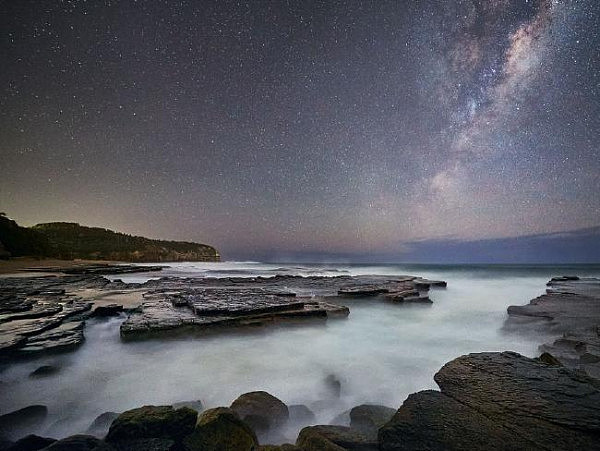 美到窒息！悉尼摄影师跋涉郊区拍下超美星空夜景 银河似闪亮缎带 (图) - 4