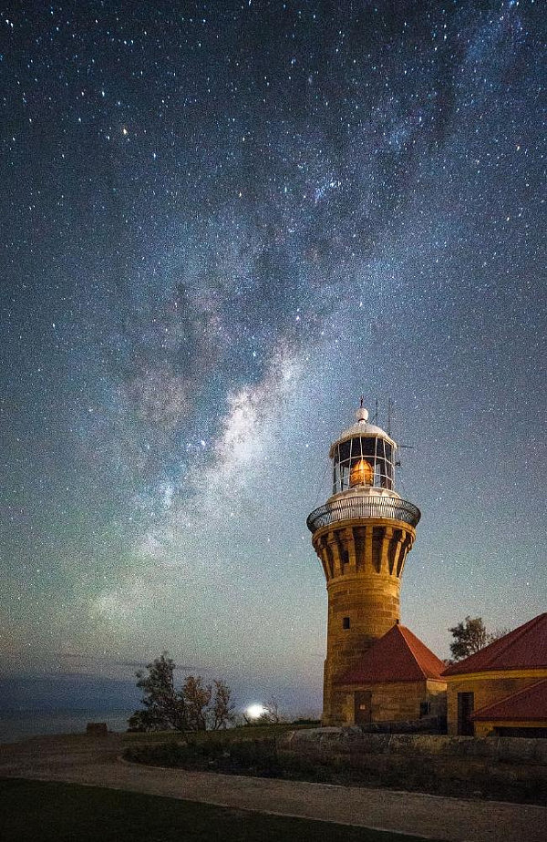 美到窒息！悉尼摄影师跋涉郊区拍下超美星空夜景 银河似闪亮缎带 (图) - 3