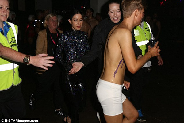 完了“弯了”!澳最帅女星RubyRose现身悉尼同性恋游行派对 女朋友裸身涂彩绘嗨场引爆全场(图) - 3
