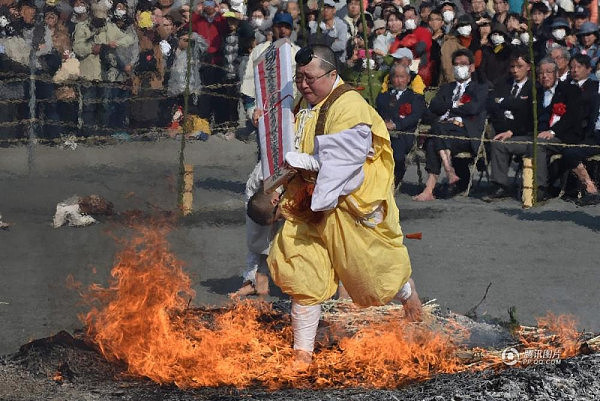 日本举行渡火节 僧人跳火海触目惊心(组图) - 2