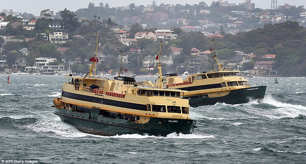 悉尼渡轮频遭巨浪“袭击” 亚裔乘客不幸中招一秒“湿身”（组图） - 1