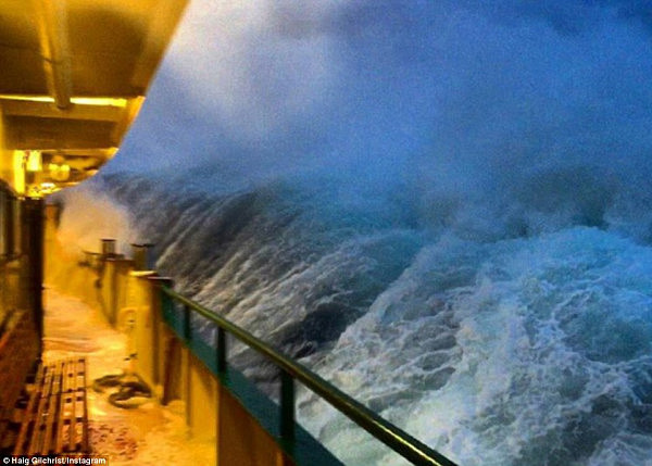悉尼渡轮频遭巨浪“袭击” 亚裔乘客不幸中招一秒“湿身”（组图） - 7