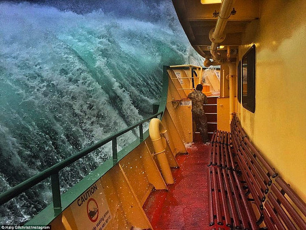 悉尼渡轮频遭巨浪“袭击” 亚裔乘客不幸中招一秒“湿身”（组图） - 8