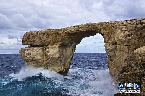 巨浪来袭 马耳他著名景点“蓝窗”永远消失了(组图) - 1