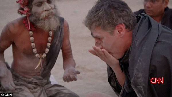 澳媒伙呆!CNN主持人访印度食人族节目中吃下人脑 直呼口感“好脆”似木炭(视频) - 2