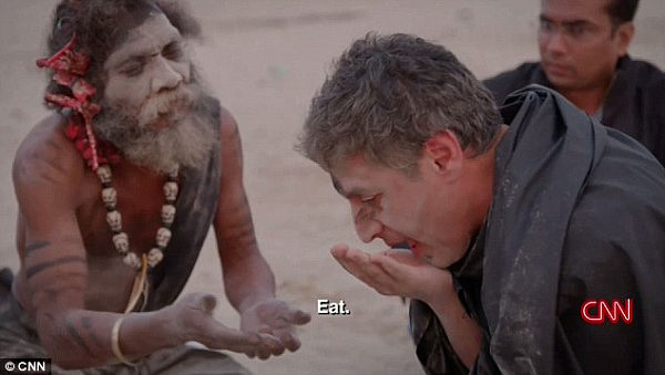 澳媒伙呆!CNN主持人访印度食人族节目中吃下人脑 直呼口感“好脆”似木炭(视频) - 3