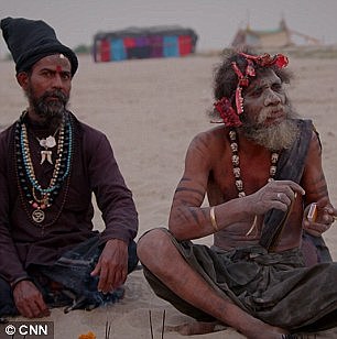 澳媒伙呆!CNN主持人访印度食人族节目中吃下人脑 直呼口感“好脆”似木炭(视频) - 5