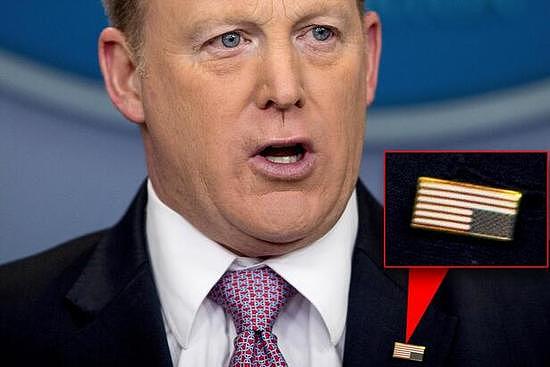 白宫发言人斯派塞戴反国旗胸针 被记者和网友取笑 - 1