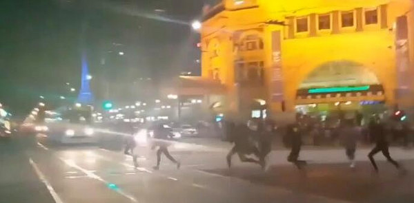 墨尔本CBD险些爆发百人街头大乱斗 警方在联邦广场逮捕多名teenager并驱散人群 - 3