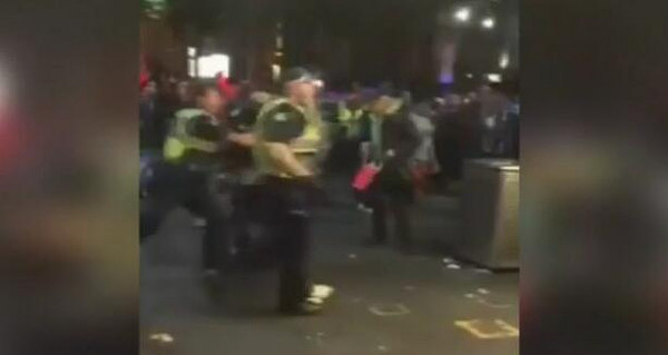 墨尔本CBD险些爆发百人街头大乱斗 警方在联邦广场逮捕多名teenager并驱散人群 - 4