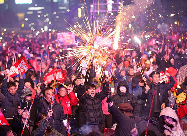韩民众燃放烟花庆祝朴槿惠被弹劾下台 - 2