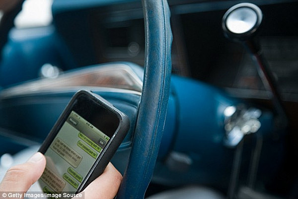 开车玩手机将遭重罚！澳政府计划大幅提高罚款金额 或采用技术手段阻止司机开车时收发短信 - 3