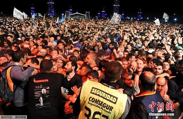 阿根廷音乐会30万人拥挤出事故 2死12伤 - 2