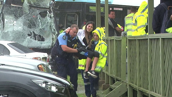 悉尼停车场事故更新: 垃圾车司机疑闯红灯！15人受伤亚裔男子头部重伤(多图) - 7