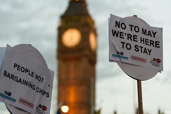 英议会上院通过脱欧法案 民众聚集示威抗议 - 2