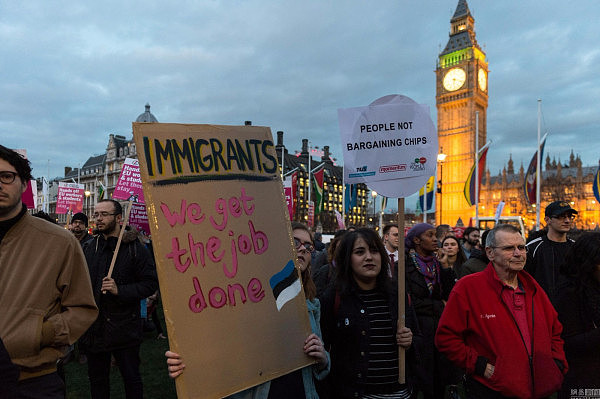 英议会上院通过脱欧法案 民众聚集示威抗议 - 1