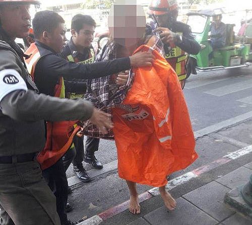 泰国大街惊见女子裸奔 胸前晃的路人全看傻 - 3