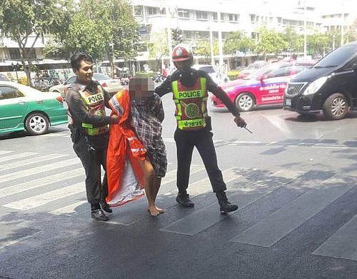 泰国大街惊见女子裸奔 胸前晃的路人全看傻 - 2