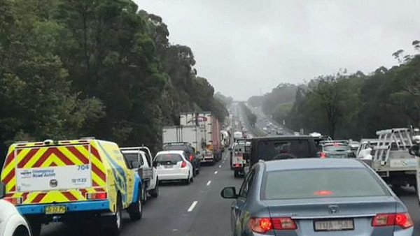 悉尼M1公路又双叒堵了！载满沥青卡车突然侧翻 道路封闭车流堵至2000米!(图) - 4