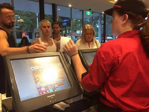 悉尼teenager麦当劳偶遇贾斯汀比伯 排队买麦旋风态度友好 麦当劳电话被打爆！ - 1