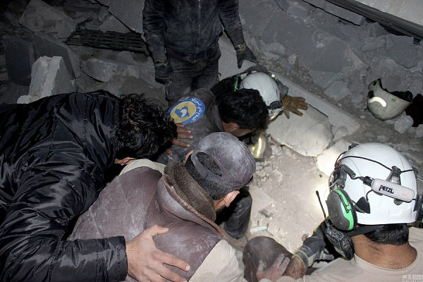 叙利亚阿勒颇一清真寺遭空袭 已致58人死亡 - 5