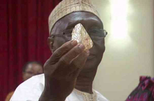 男子发现估值4.25亿元钻石 捐给国家改善经济 - 5