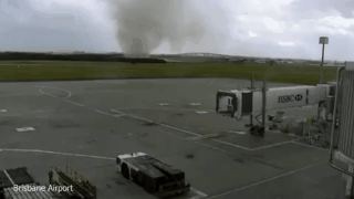 小伙伴们都惊呆了！小型龙卷风突袭布里斯本机场（视频） - 3
