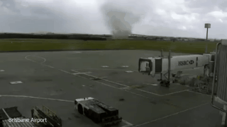 小伙伴们都惊呆了！小型龙卷风突袭布里斯本机场（视频） - 2