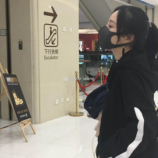 李小璐母女穿亲子装出游 甜馨变成大长腿 - 5