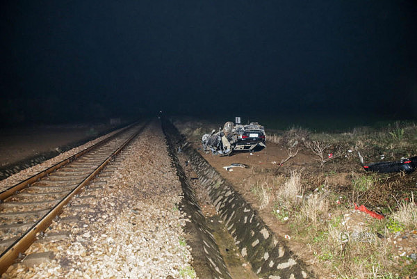 福建泉州轿车被火车拦腰撞飞致2死1伤 - 1