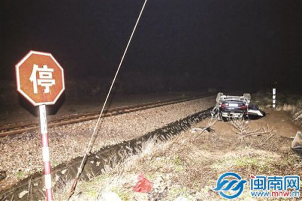 福建泉州轿车被火车拦腰撞飞致2死1伤 - 4