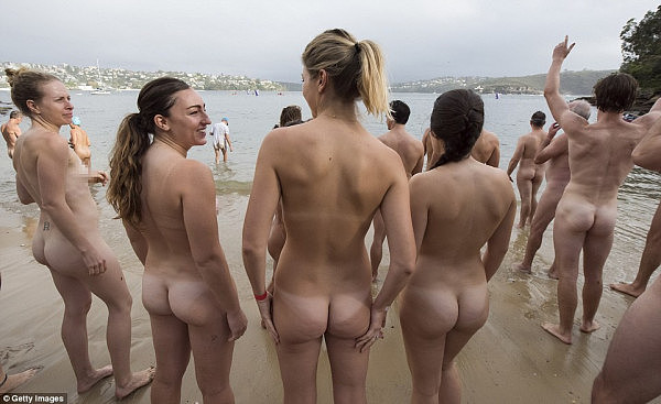 脸红心跳尺度超大！ 逾千人聚集悉尼海滩脱光光 袒胸露乳一丝不挂“裸泳”狂欢！（组图） - 1