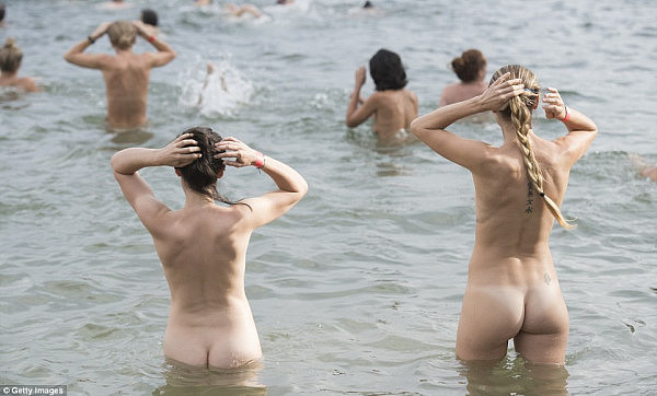 脸红心跳尺度超大！ 逾千人聚集悉尼海滩脱光光 袒胸露乳一丝不挂“裸泳”狂欢！（组图） - 4