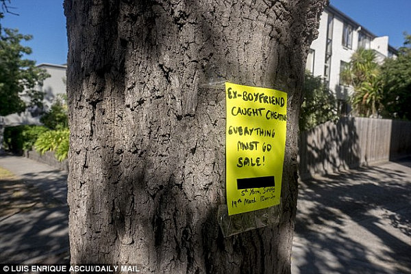 3E6C4AAD00000578-4328286-A_bright_yellow_sign_seen_taped_to_a_tree_near_the_yard_sale_rea-a-2_1489938956578.jpg,0