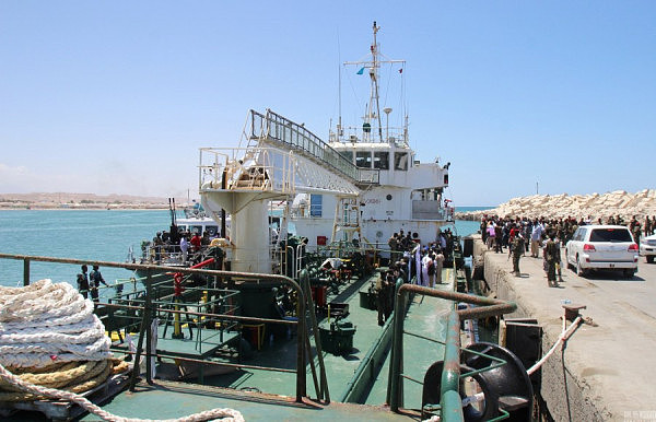 遭索马里海盗劫持油船获释 曾发生交火(组图) - 2