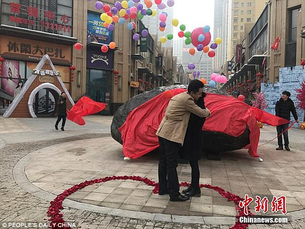 澳媒惊叹：中国男用陨石代替钻石求婚成功 该陨石重33吨价值百万人民币（视频） - 2
