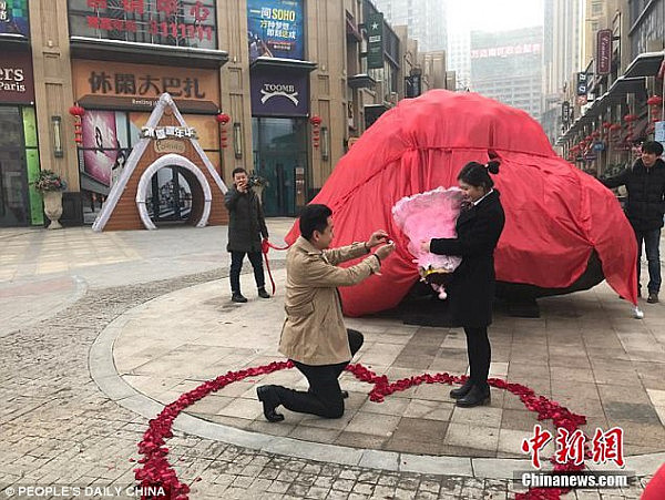 澳媒惊叹：中国男用陨石代替钻石求婚成功 该陨石重33吨价值百万人民币（视频） - 1