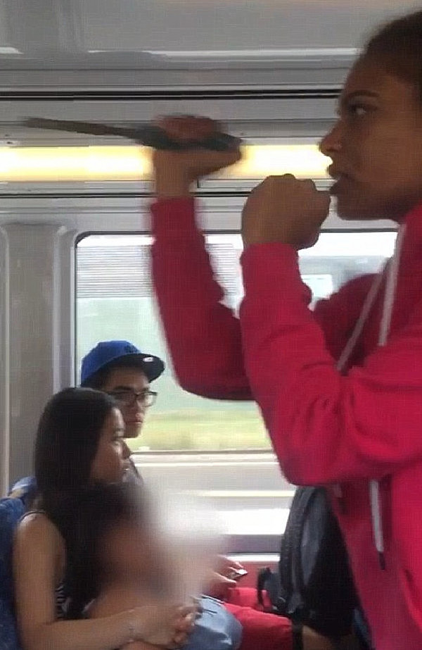 “我要刺死你这只狗！”悉尼火车上持械恐吓华裔男 土著女孩避不出庭将被强制拘捕（视频） - 2